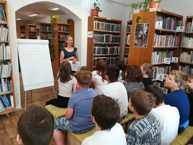 Městská knihovna * Loupežnické party čtvrťáků se vydaly i za pokladem
