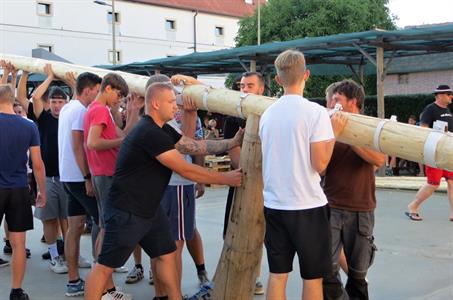 Folkor ve městě * HODY 2022 - Stavění hodovní máje