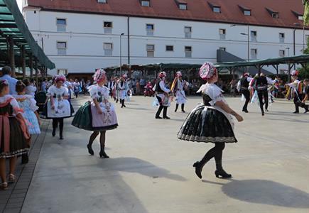 Folkor ve městě * HODY 2022 - Nedělní slavnostní průvod krojovaných městem a taneční zábava 