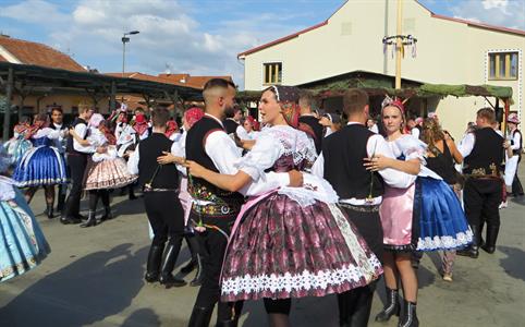 Folkor ve městě * HODY 2022 - Nedělní slavnostní průvod krojovaných městem a taneční zábava 
