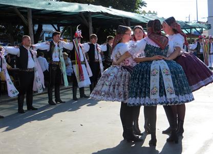 Folkor ve městě * HODY 2022 - Pondělní průvod krojovaných městem a tradiční tanec Zavádka