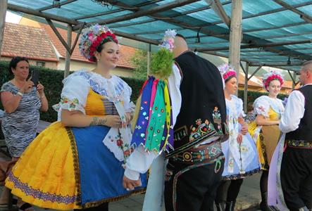 Folkor ve městě * HODY 2022 - Pondělní průvod krojovaných městem a tradiční tanec Zavádka