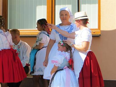 Folkor ve městě * HODY 2022 - Úterní hodový průvod? Záplava bílé a konec v nedohlednu