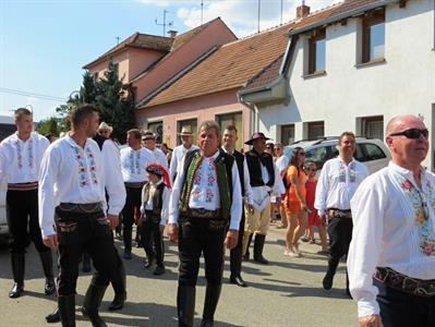 Folkor ve městě * HODY 2022 - Úterní hodový průvod? Záplava bílé a konec v nedohlednu
