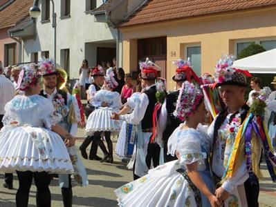 Folkor ve městě * HODY 2022 - Úterní hodový průvod? Záplava bílé a konec v nedohlednu