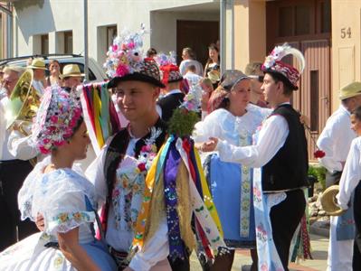 Folkor ve městě * HODY 2022 - Úterní hodový průvod? Záplava bílé a konec v nedohlednu