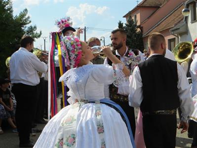 Folkor ve městě * HODY 2022 - Úterní hodový průvod? Záplava bílé a konec v nedohlednu
