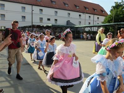 Folkor ve městě * HODY 2022 - Úterní hodový průvod? Záplava bílé a konec v nedohlednu