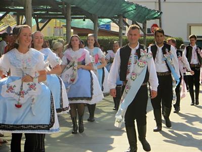 Folkor ve městě * HODY 2022 - Úterní hodový průvod? Záplava bílé a konec v nedohlednu