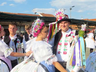 Folkor ve městě * HODY 2022 - Úterní hodový průvod? Záplava bílé a konec v nedohlednu