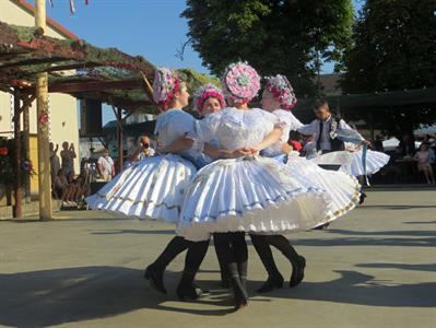 Folkor ve městě * HODY 2022 - Úterní hodový průvod? Záplava bílé a konec v nedohlednu