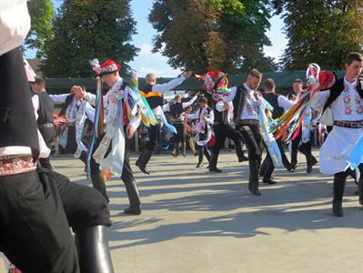 Folkor ve městě * HODY 2022 - Úterní hodový průvod? Záplava bílé a konec v nedohlednu