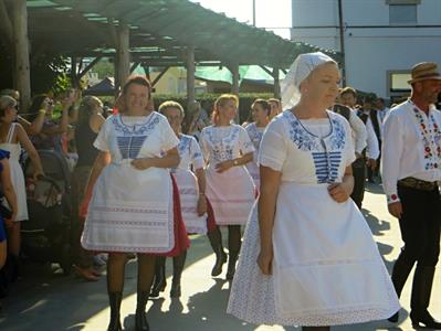 Folkor ve městě * HODY 2022 - Úterní hodový průvod? Záplava bílé a konec v nedohlednu