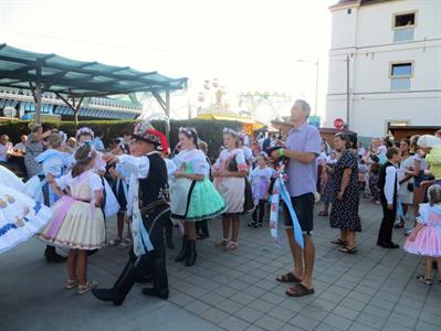 Folkor ve městě * HODY 2022 - Úterní hodový průvod? Záplava bílé a konec v nedohlednu