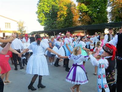 Folkor ve městě * HODY 2022 - Úterní hodový průvod? Záplava bílé a konec v nedohlednu