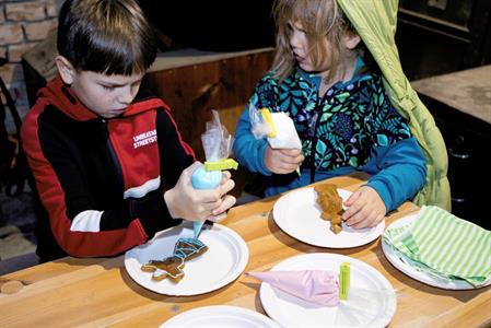 Farnost * Svatý Mikuláš s andělem nadělovali dárky přímo na velkopavlovické farnosti