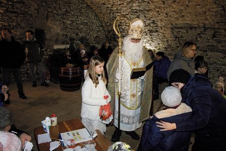 Farnost * Svatý Mikuláš s andělem nadělovali dárky přímo na velkopavlovické farnosti