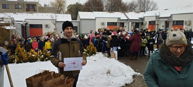  Kulturní dění * Vánoční zpívání seniorům s projektem KomUNIta 