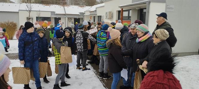  Kulturní dění * Vánoční zpívání seniorům s projektem KomUNIta 