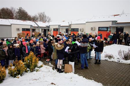  Kulturní dění * Vánoční zpívání seniorům s projektem KomUNIta 