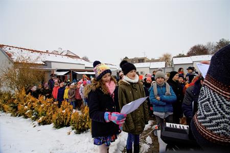  Kulturní dění * Vánoční zpívání seniorům s projektem KomUNIta 