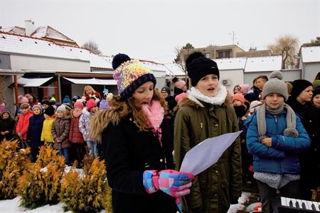  Kulturní dění * Vánoční zpívání seniorům s projektem KomUNIta 