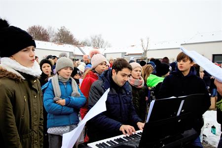  Kulturní dění * Vánoční zpívání seniorům s projektem KomUNIta 