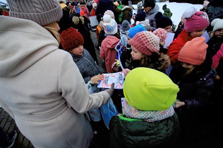  Kulturní dění * Vánoční zpívání seniorům s projektem KomUNIta 