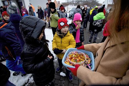  Kulturní dění * Vánoční zpívání seniorům s projektem KomUNIta 