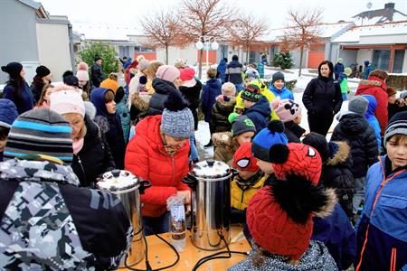  Kulturní dění * Vánoční zpívání seniorům s projektem KomUNIta 