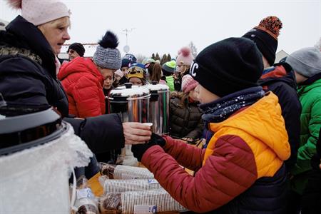  Kulturní dění * Vánoční zpívání seniorům s projektem KomUNIta 