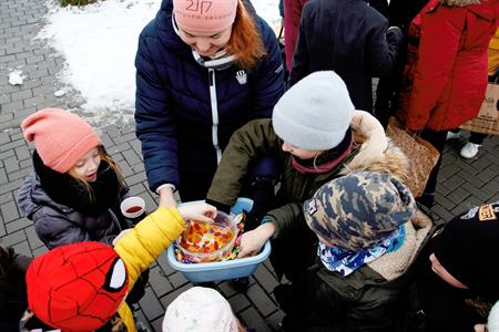  Kulturní dění * Vánoční zpívání seniorům s projektem KomUNIta 