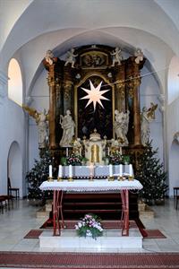 Farnost * Betlém s jesličkami a pokyvujícím černouškem v kostele Nanebevzetí Panny Marie - Vánoce roku 2022