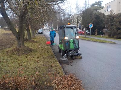 Služby města * Úklid spadaného listí na chodnících, vozovkách a parkovacích plochách