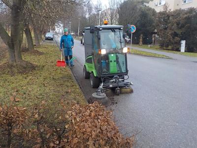 Služby města * Úklid spadaného listí na chodnících, vozovkách a parkovacích plochách