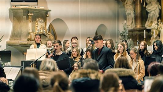 Gymnázium * Vánoční koncert studentů v kostele Nanebevzetí Panny Marie