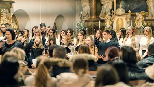 Gymnázium * Vánoční koncert studentů v kostele Nanebevzetí Panny Marie