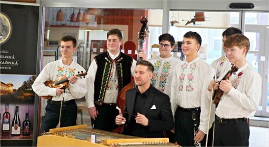 Kulturní dění * Cimbálová muzika Palička vystoupila na FOSFA Real Boxing Cupu 2023