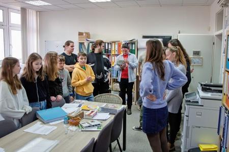 Gymnázium * Projekt Podpora mladých dobrovolníků; velkopavlovičtí studenti v Senici