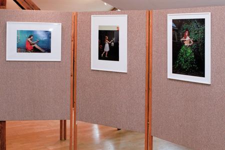 Kultura ve městě * Vernisáž výstavy PŘES ZRCADLO - inscenované fotografie slovenského autora Stanislav Fehéra