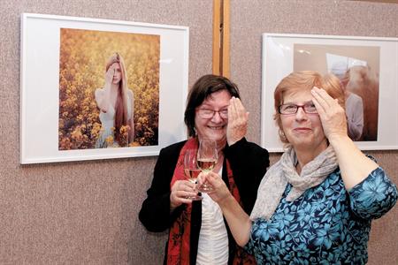 Kultura ve městě * Vernisáž výstavy PŘES ZRCADLO - inscenované fotografie slovenského autora Stanislav Fehéra