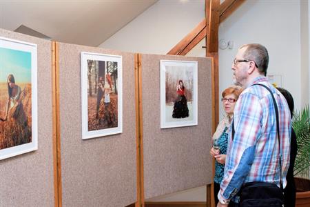 Kultura ve městě * Vernisáž výstavy PŘES ZRCADLO - inscenované fotografie slovenského autora Stanislav Fehéra