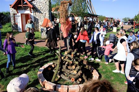 Kultura ve městě * Slet čarodějnic letos premiérově pod rozhlednou Slunečná