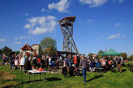 Kultura ve městě * Slet čarodějnic letos premiérově pod rozhlednou Slunečná