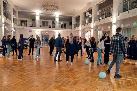Gymnázium * Charitativní akce Apríles znovu pomáhá