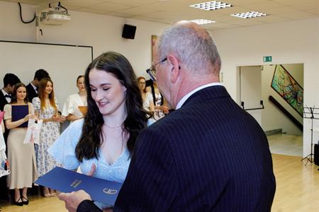 Gymnázium * Slavnostní předávání maturitního vysvědčení absolventům tříd oktáva a 4. A