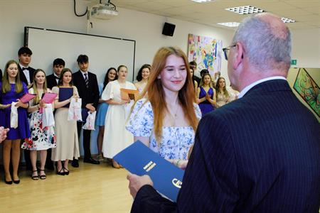 Gymnázium * Slavnostní předávání maturitního vysvědčení absolventům tříd oktáva a 4. A