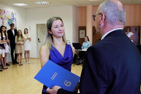 Gymnázium * Slavnostní předávání maturitního vysvědčení absolventům tříd oktáva a 4. A