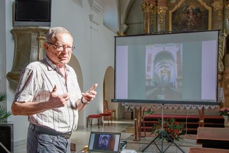 Farnost * XV. ročník NOCI KOSTELŮ, u nás byla vitrážová a s nocováním dětí v kostele