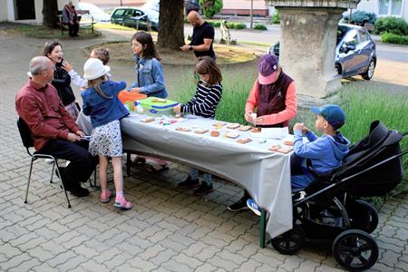 Farnost * XV. ročník NOCI KOSTELŮ, u nás byla vitrážová a s nocováním dětí v kostele